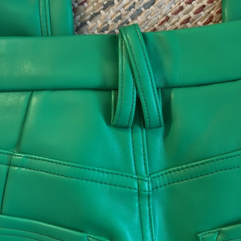 GOOD AMERICAN “Icon Fit” faux leather pants in Kelly green!
